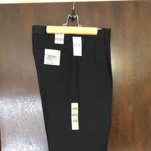 Docker's Easy Khaki Classic Fit  Mens Pant W30 L32